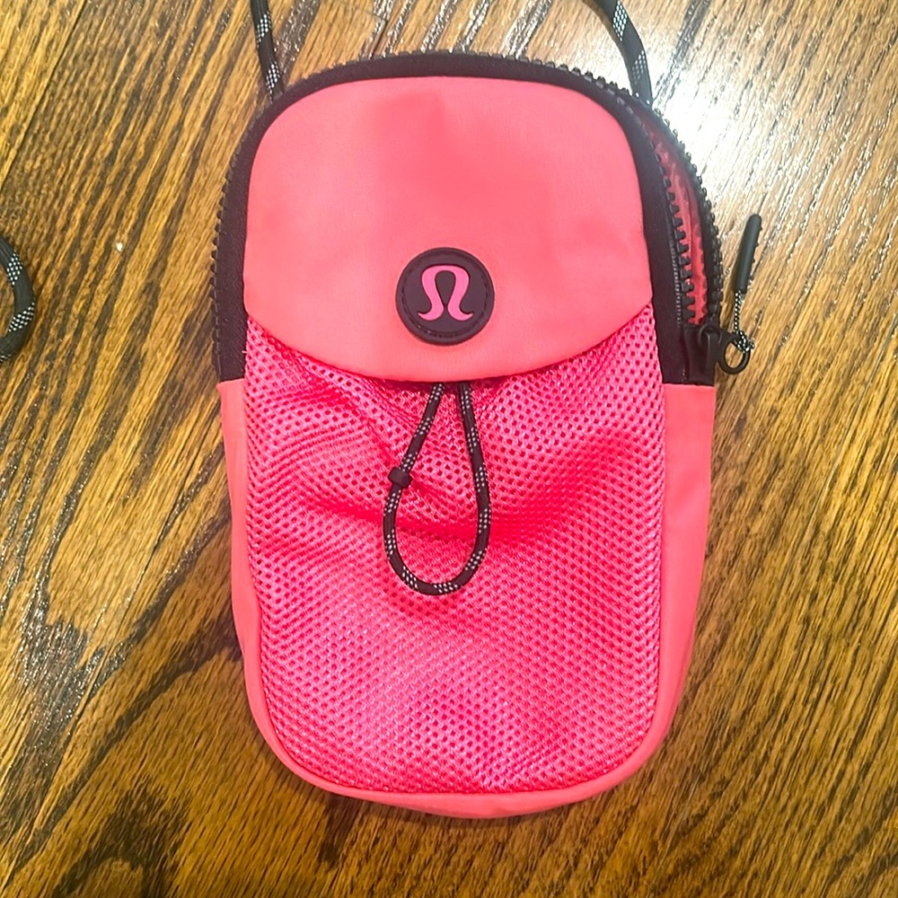 🩷 LULULEMON 🩷 Small Crossbody cell phone or camera Bag NWOT hot pink